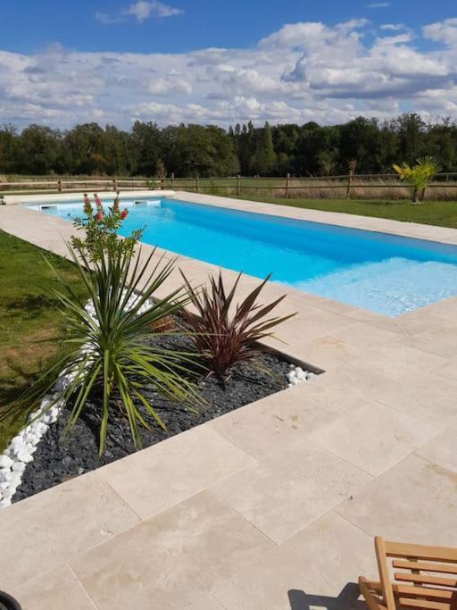 Gite Au Centre De La France Vesdun Bagian luar foto