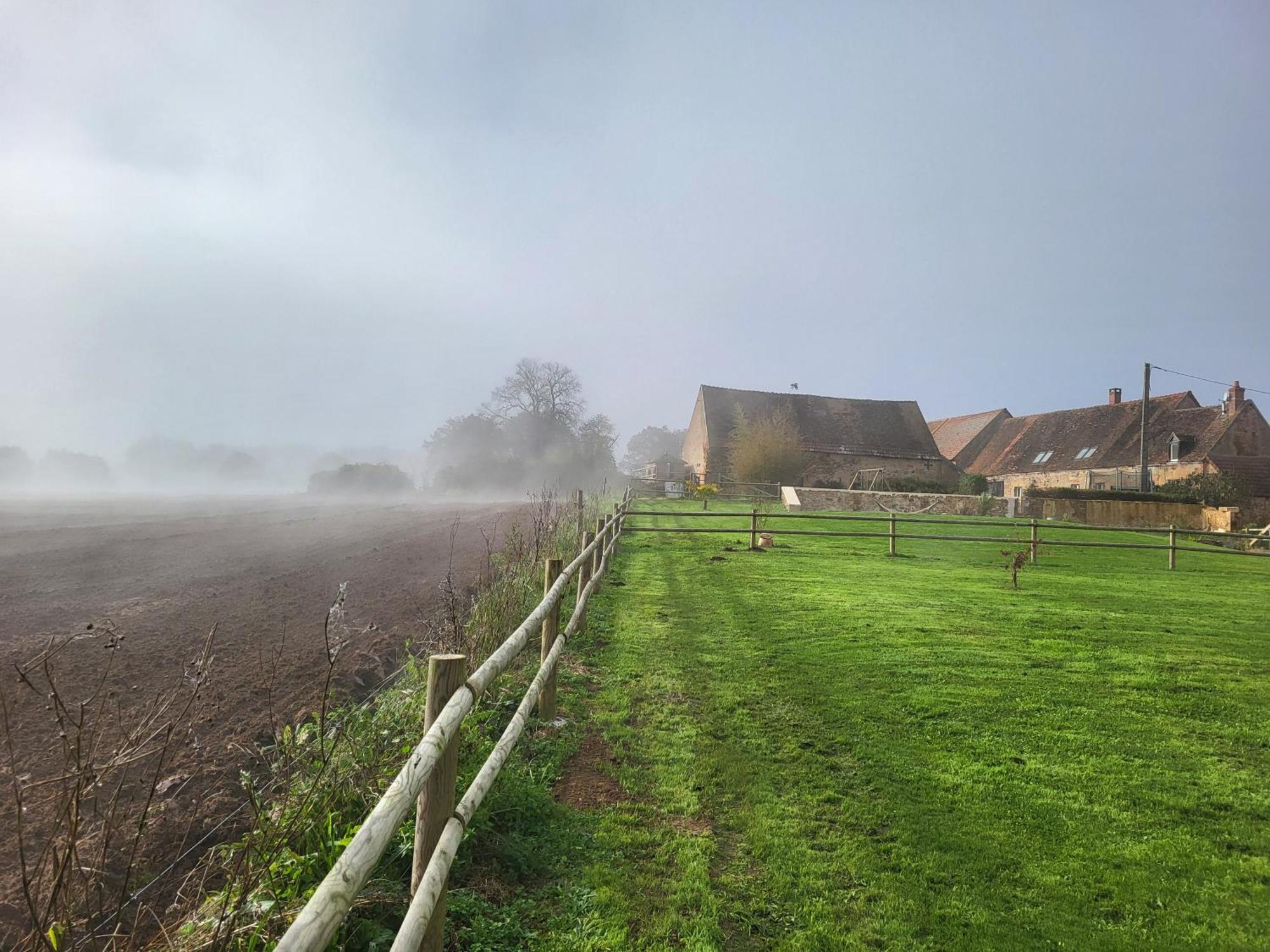 Gite Au Centre De La France Vesdun Bagian luar foto
