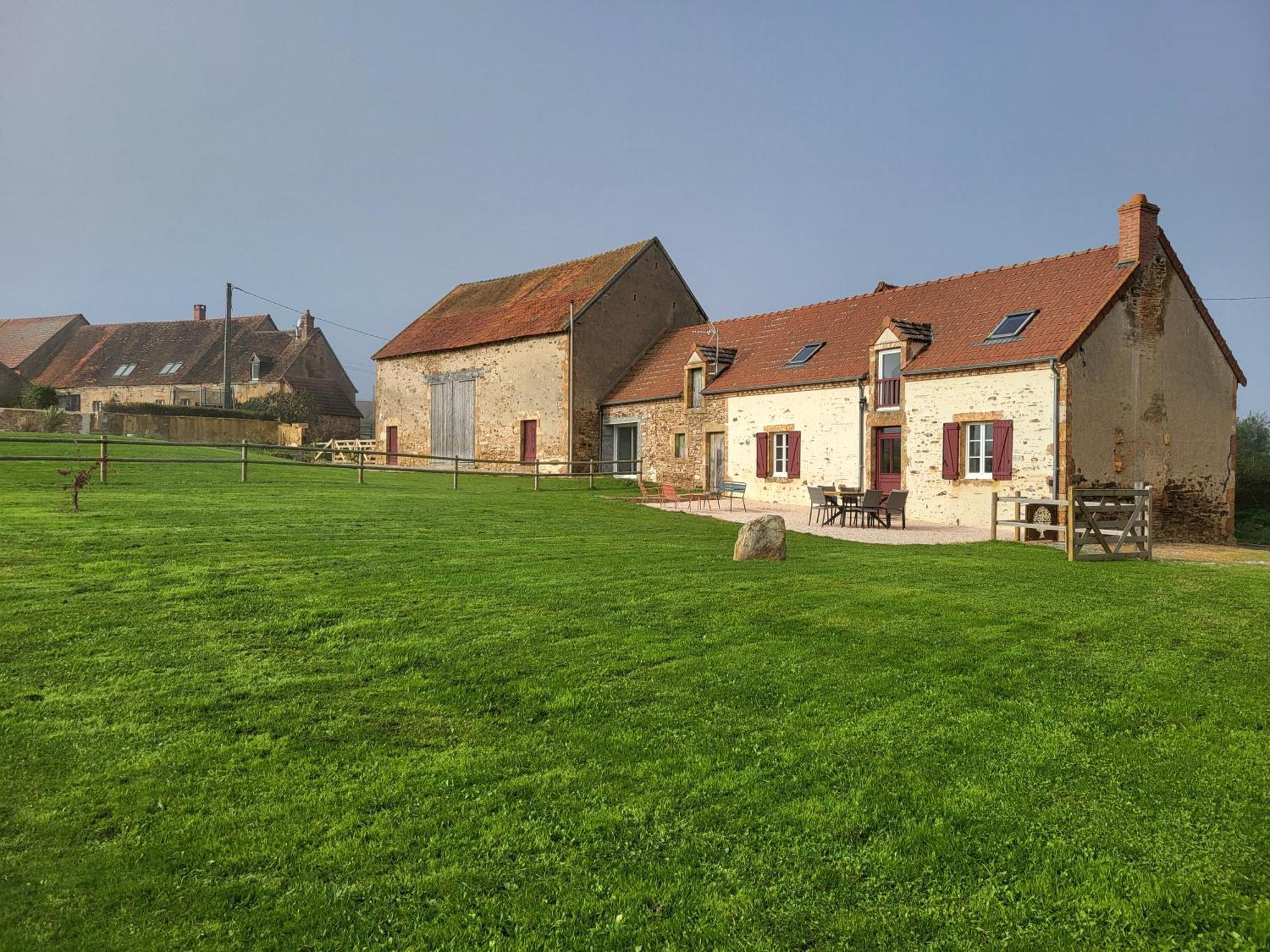 Gite Au Centre De La France Vesdun Bagian luar foto